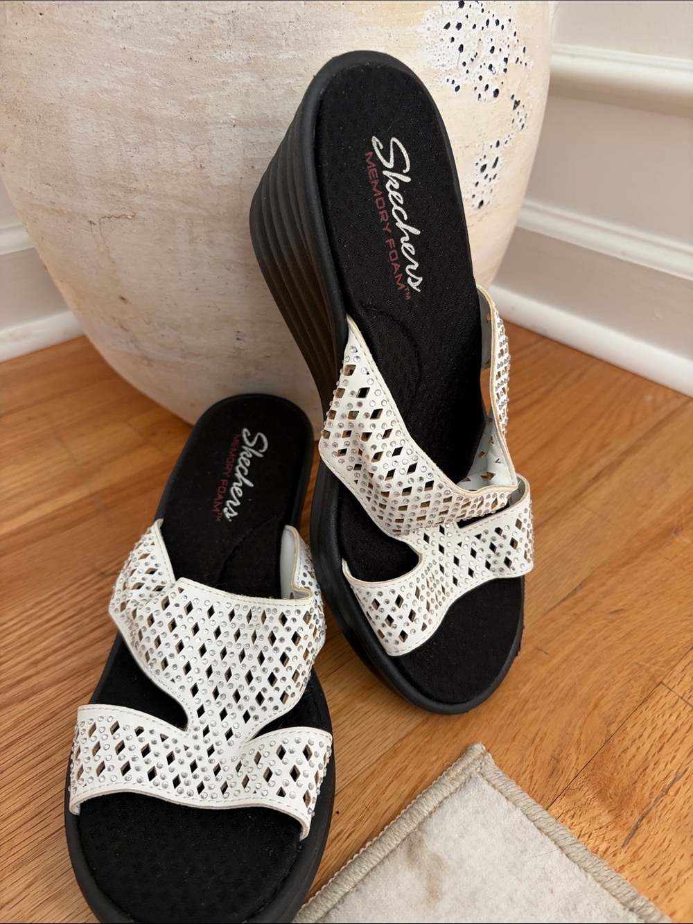 Skechers White Women’s Memory Foam Slide Sandals size 7.5